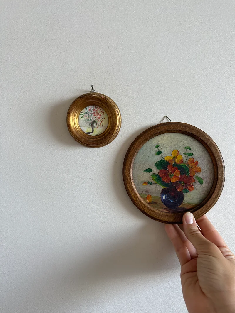 Peinture signée dans cadre en bois doré à la feuille taille XS