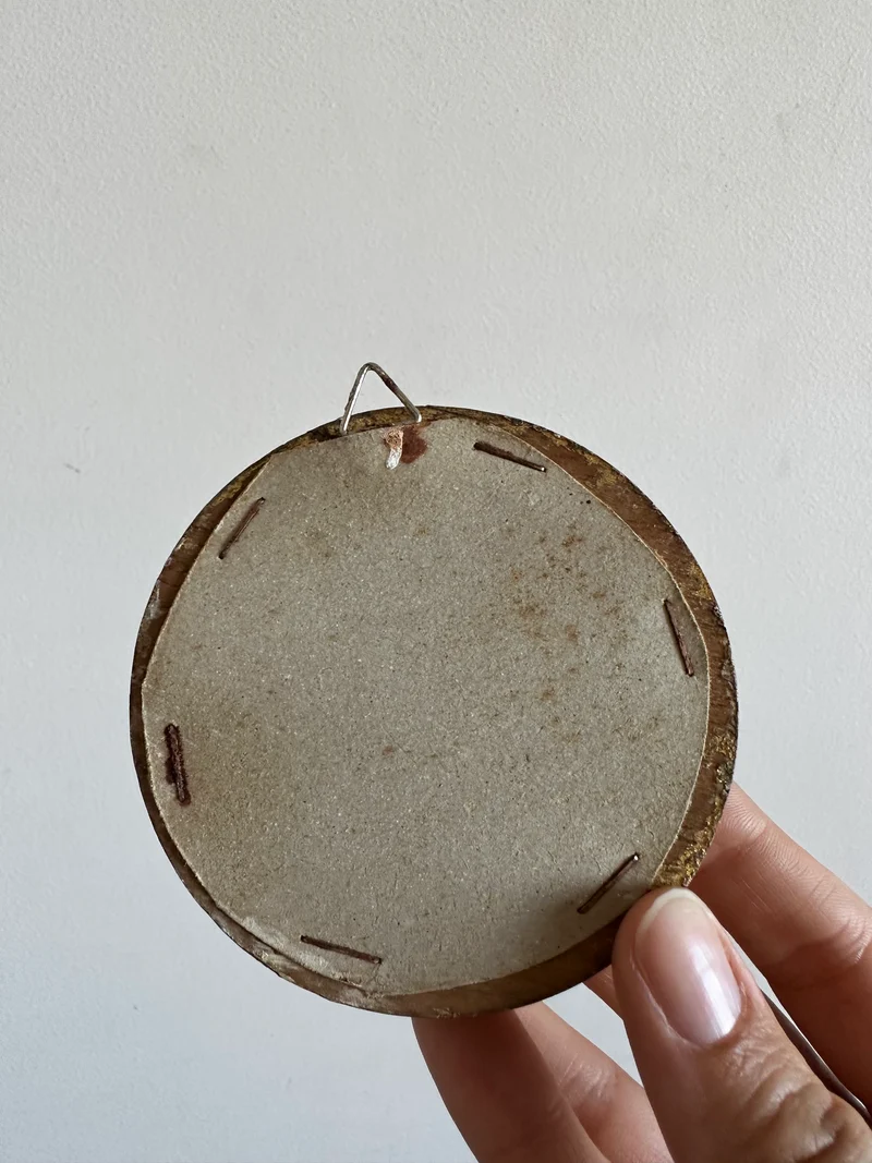 Peinture signée dans cadre en bois doré à la feuille taille XS