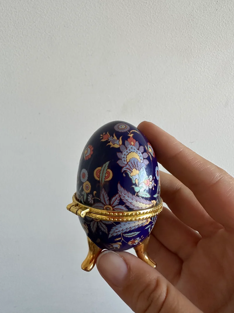 Oeuf en porcelaine sur pieds dorés