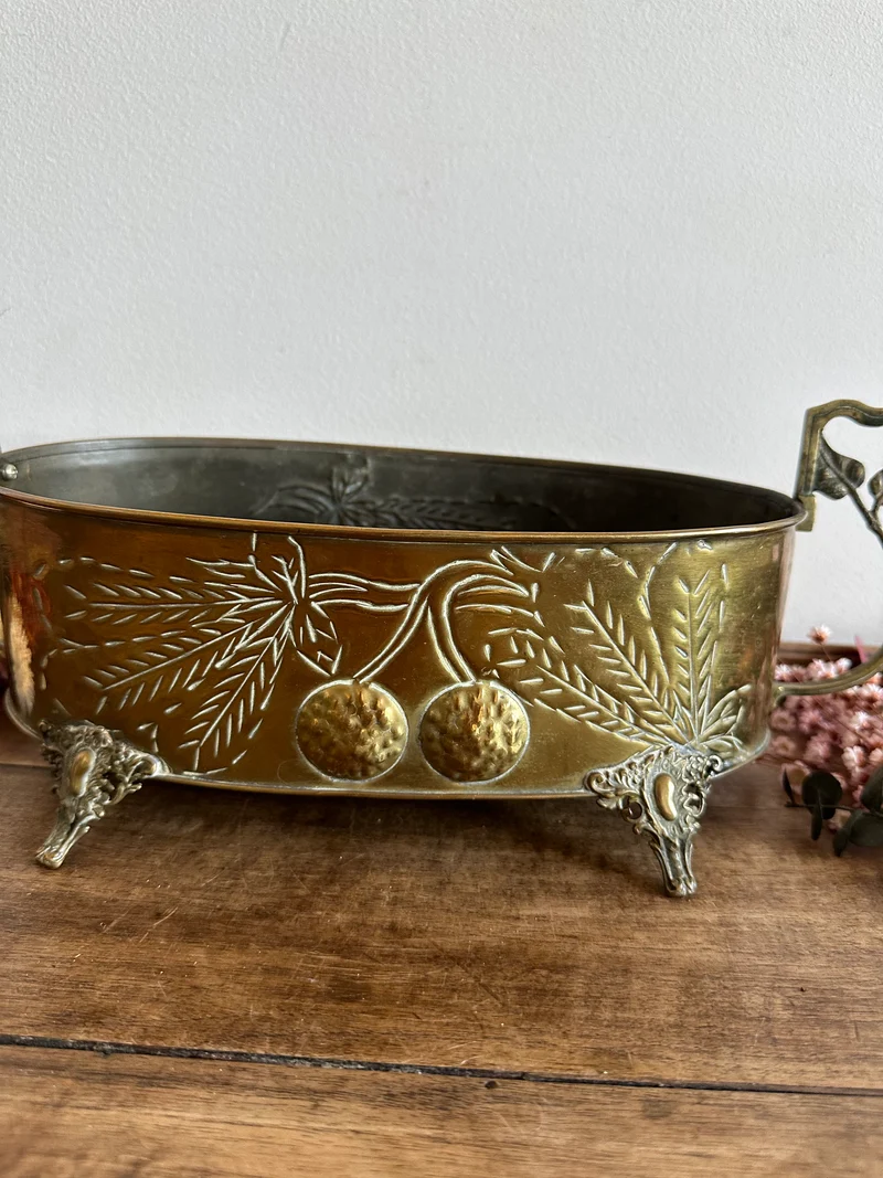 Jardinière en cuivre et laiton gravée sur pieds sculptés