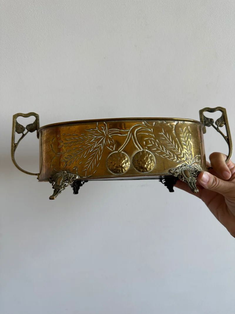 Jardinière en cuivre et laiton gravée sur pieds sculptés