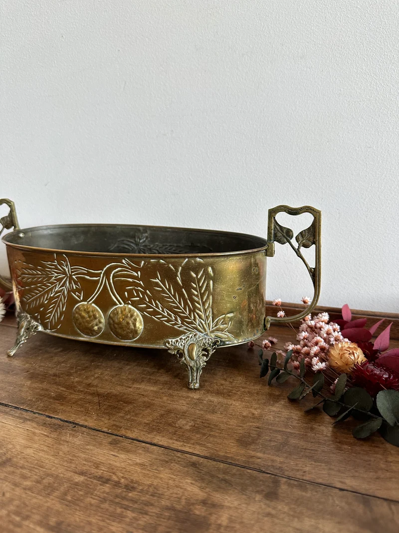 Jardinière en cuivre et laiton gravée sur pieds sculptés