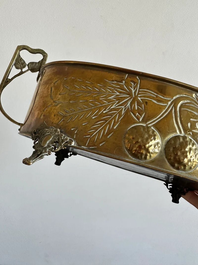 Jardinière en cuivre et laiton gravée sur pieds sculptés