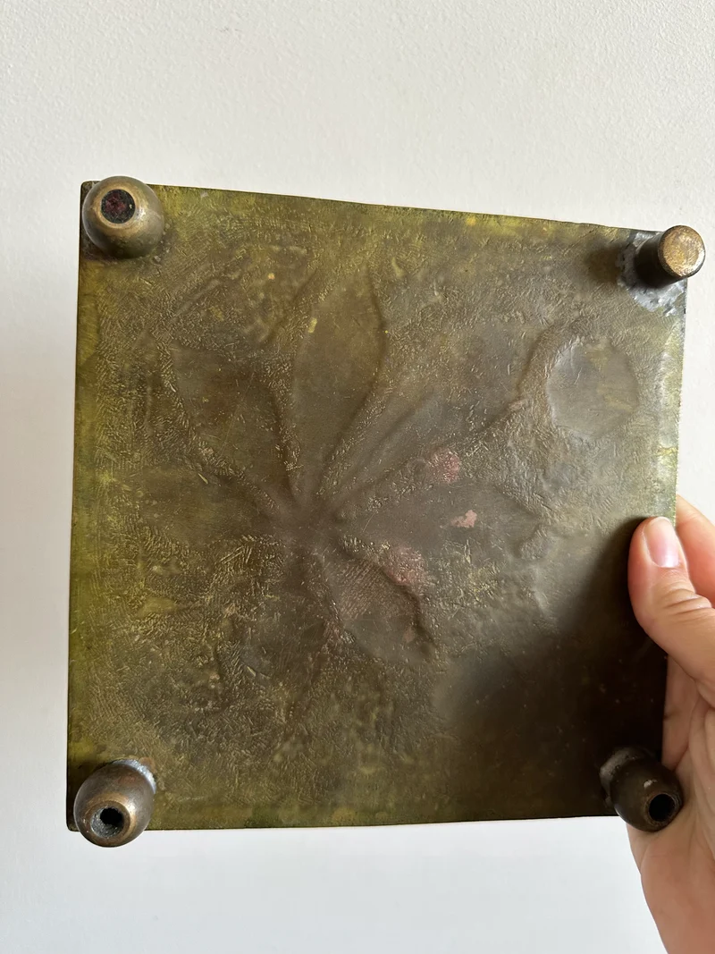 Dessous de plat signé AF en laiton motifs feuilles