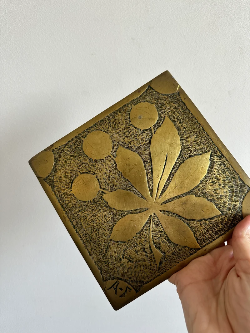 Dessous de plat signé AF en laiton motifs feuilles