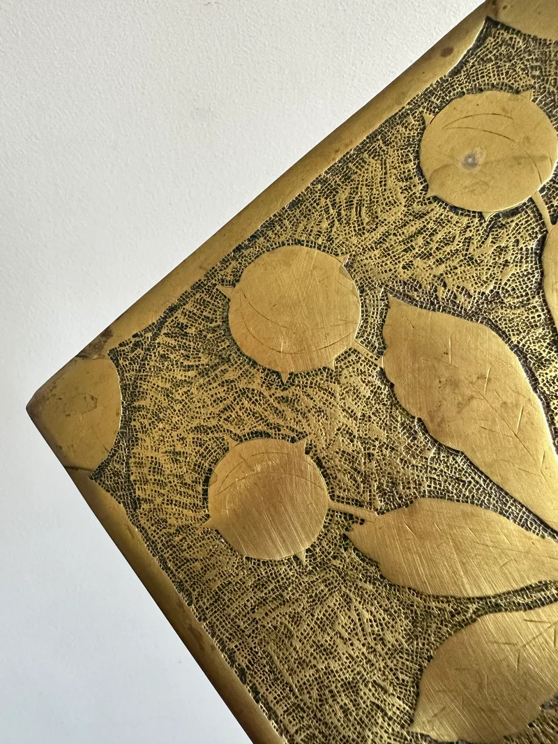 Dessous de plat signé AF en laiton motifs feuilles