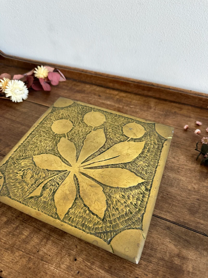 Dessous de plat signé AF en laiton motifs feuilles