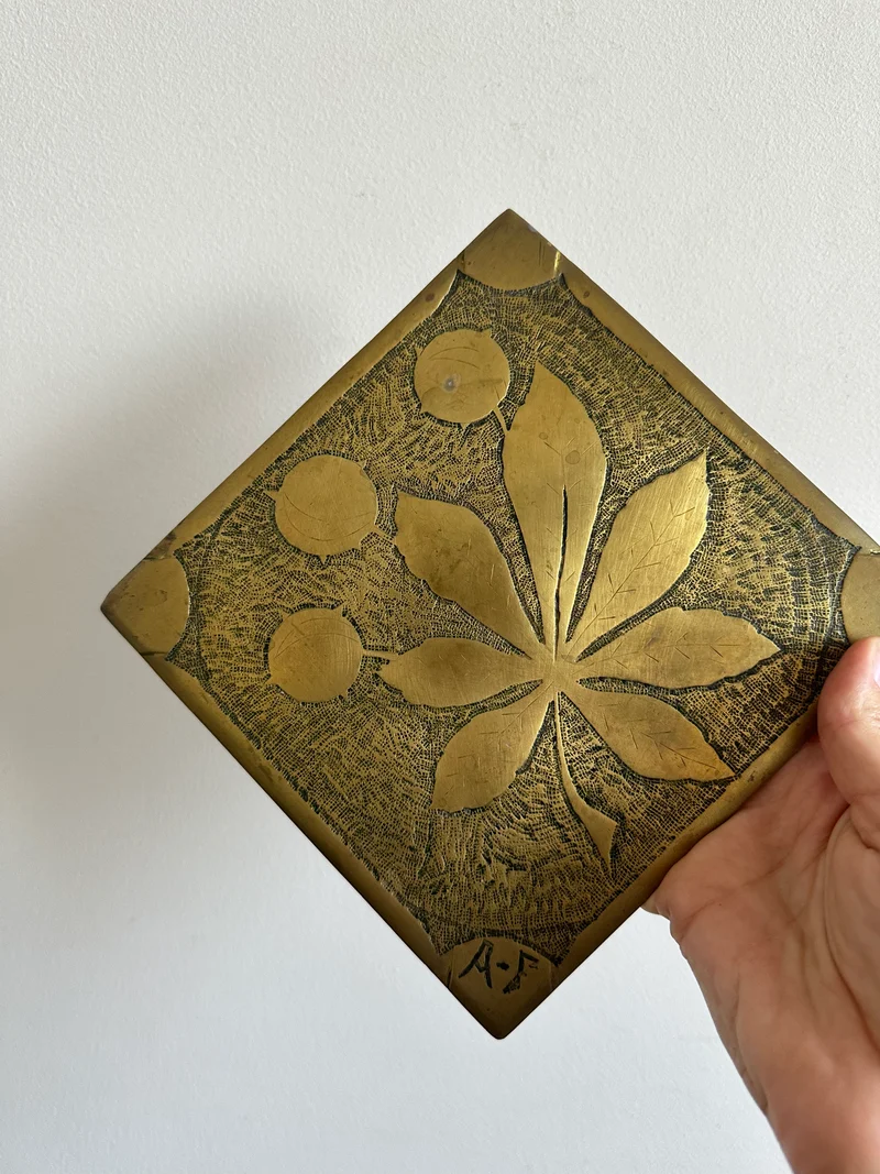 Dessous de plat signé AF en laiton motifs feuilles