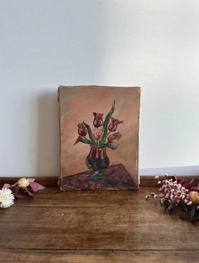Bouquet de tulipes roses et rouges dans un vase sur fond vieux rose
