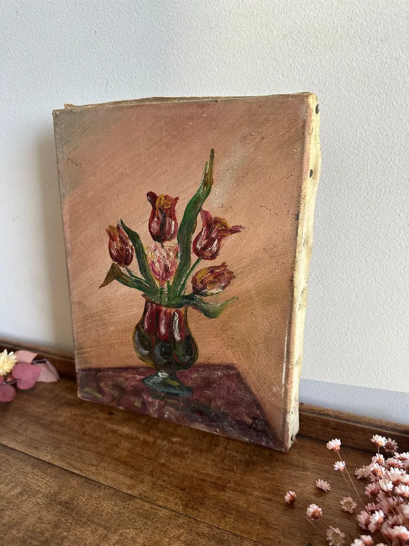Bouquet de tulipes roses et rouges dans un vase sur fond vieux rose