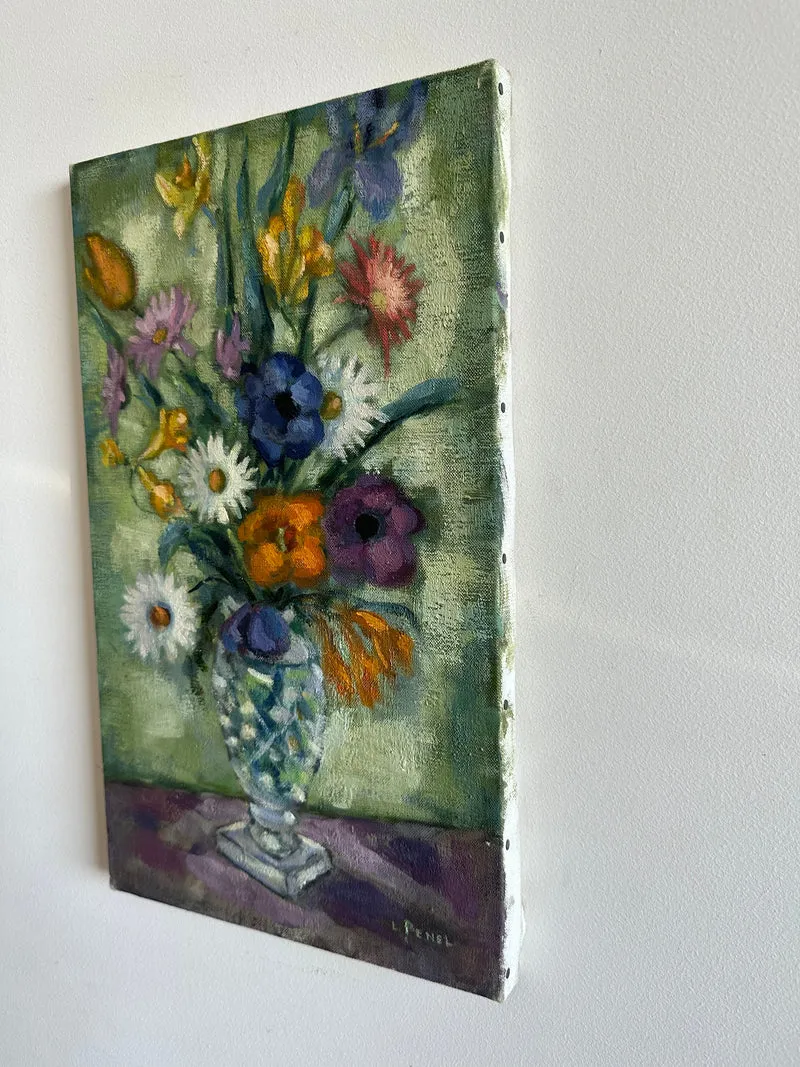 Bouquet de fleurs sur toile fond vert et table violette