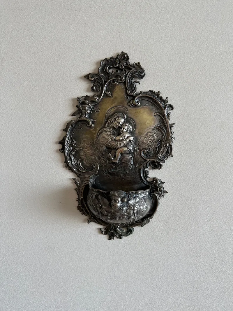 Bénitier en métal et argent travaillé et sculpté