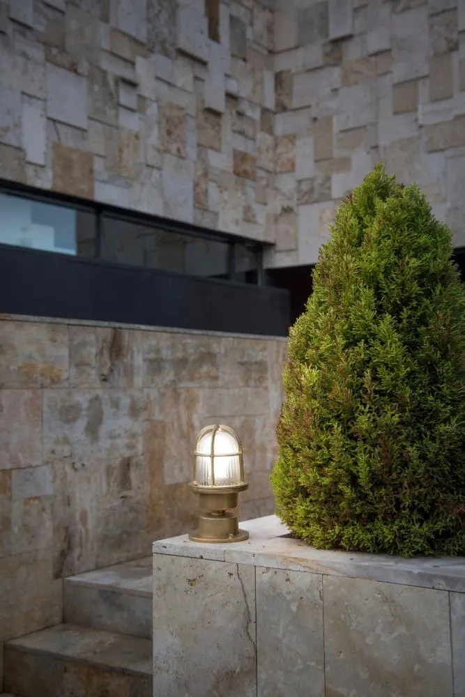 Borne extérieure MAUREN en laiton : éclairez allée et terrasse avec style