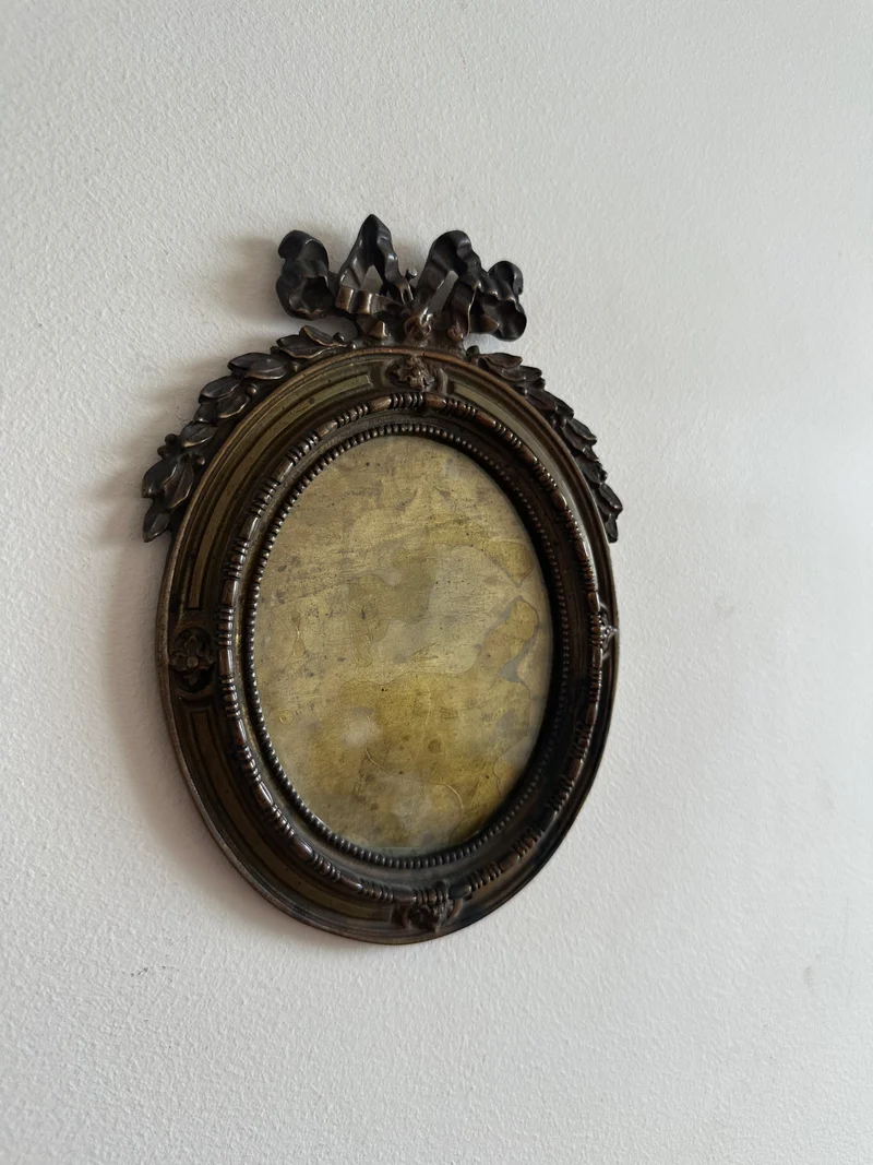 Cadre photo Napoléon III rond en bronze noeud sur fronton