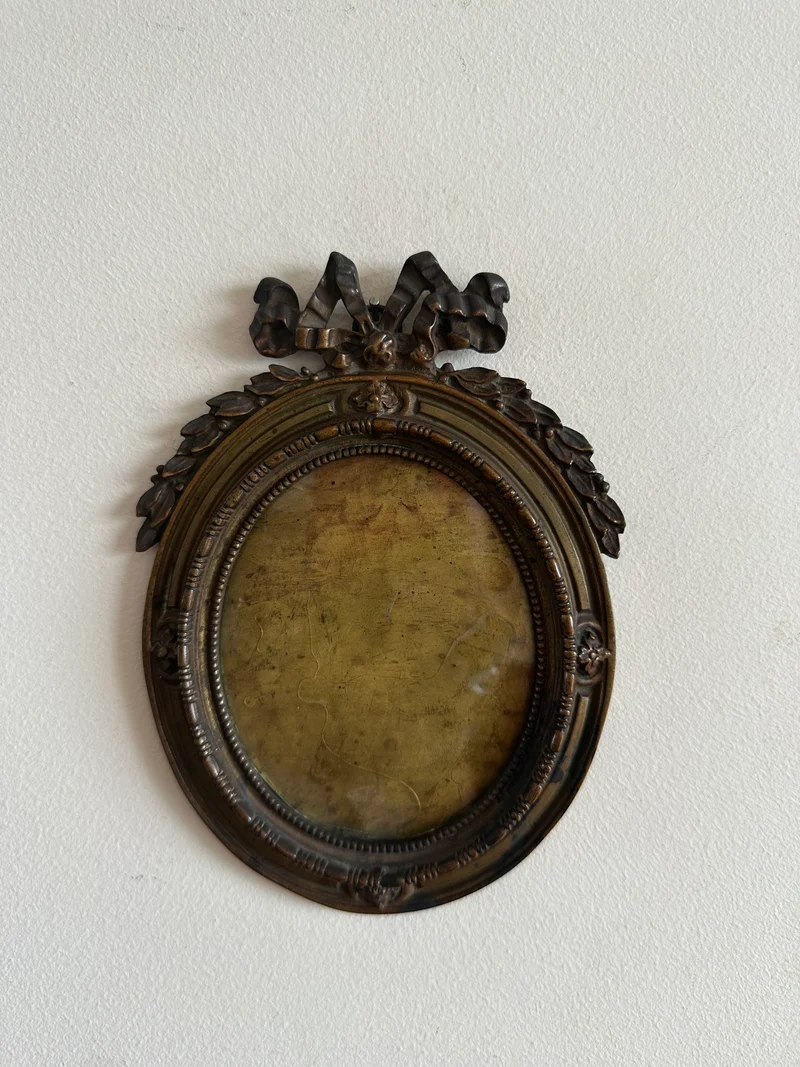 Cadre photo Napoléon III rond en bronze noeud sur fronton