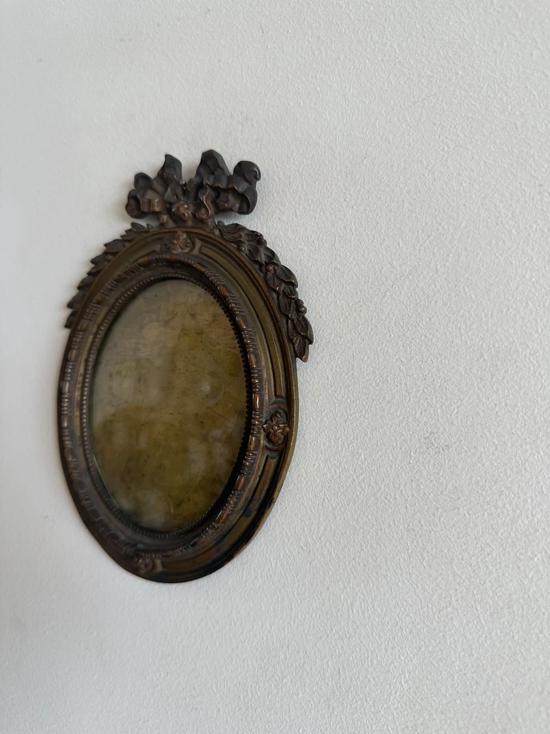 Cadre photo Napoléon III rond en bronze noeud sur fronton
