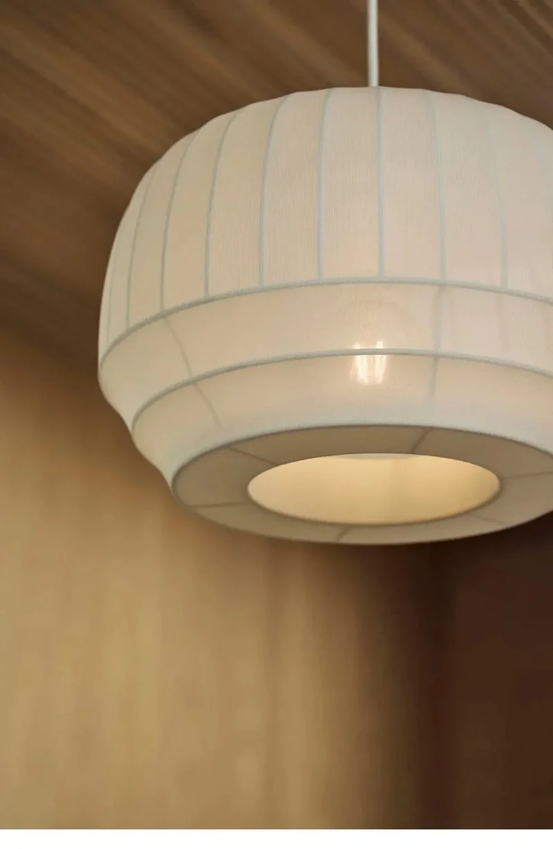 Lampe Suspendue Minimaliste en Tissu Wabi Sabi – Lustre LED pour Salon, Chambre et Hôtel