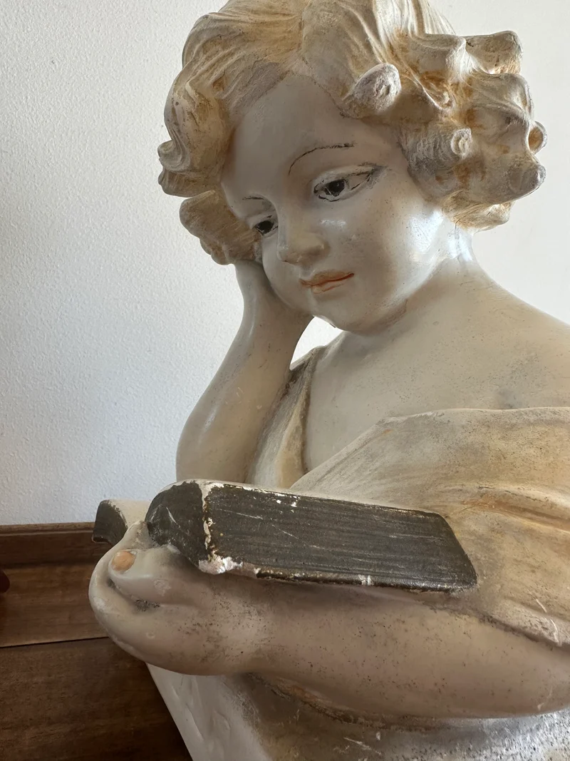 Statue de la liseuse en plâtre signée Salvetti