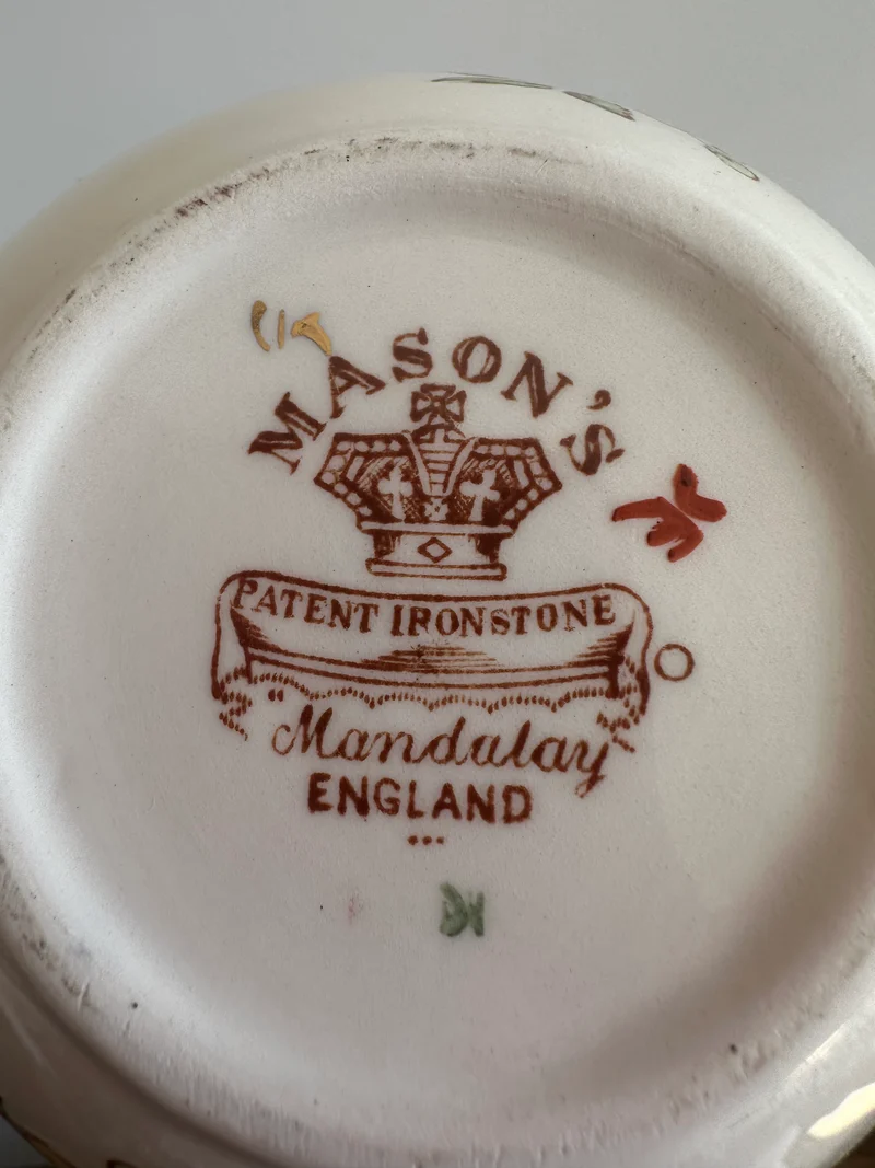 Pot en porcelaine peinte avec couvercle Made in England