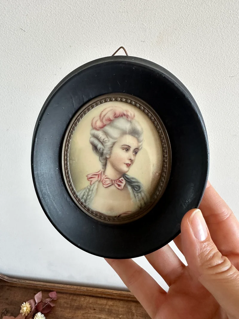 Miniature peinte sur ivoire dans son cadre en bois début XXème