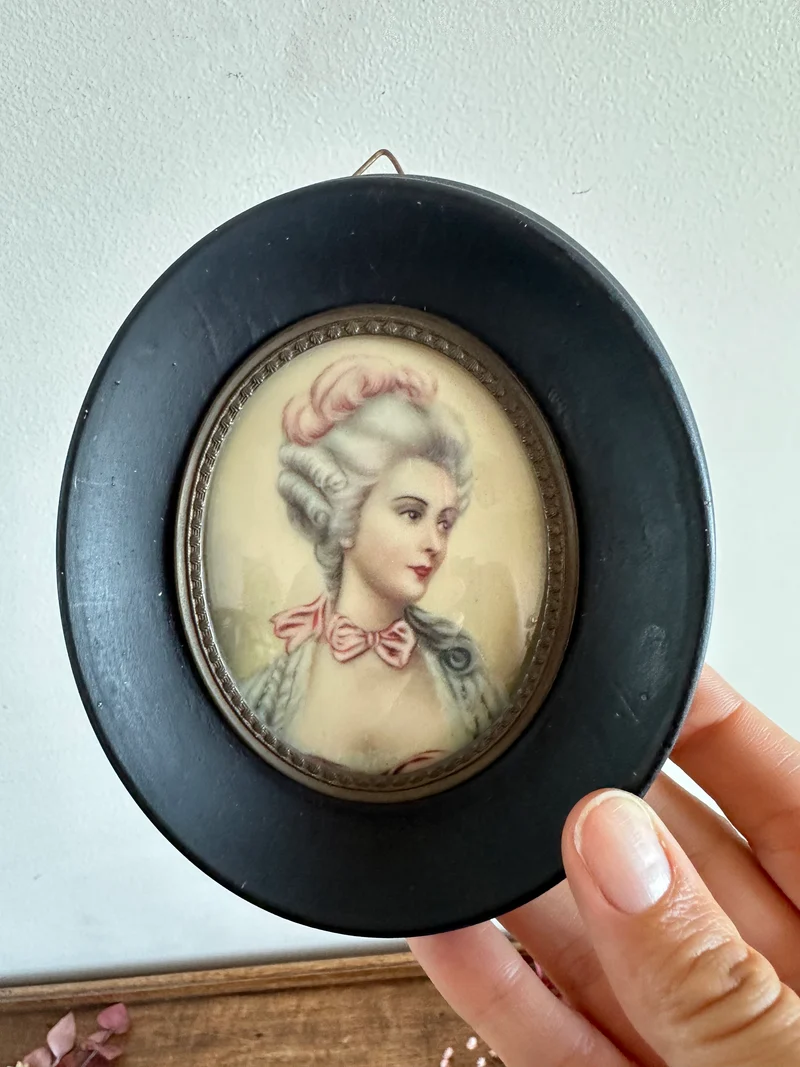 Miniature peinte sur ivoire dans son cadre en bois début XXème