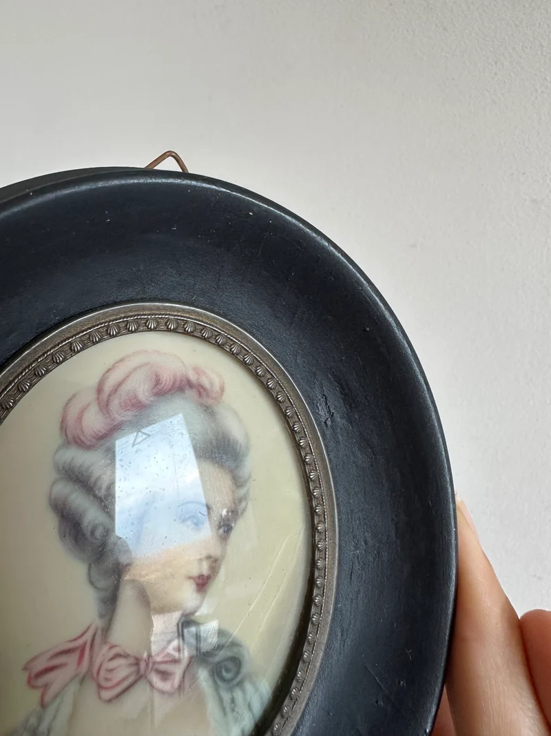 Miniature peinte sur ivoire dans son cadre en bois début XXème