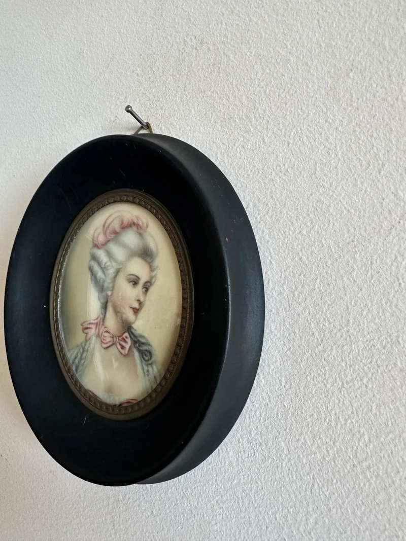 Miniature peinte sur ivoire dans son cadre en bois début XXème
