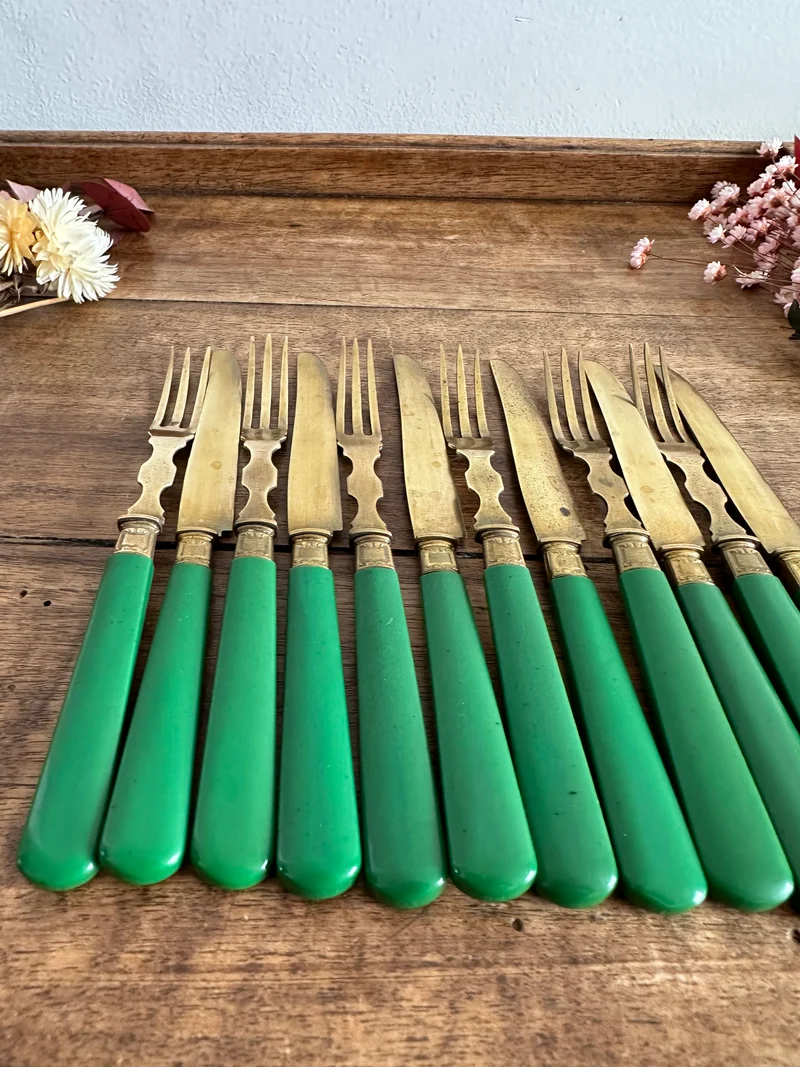Couverts en laiton et bakelite manches verts