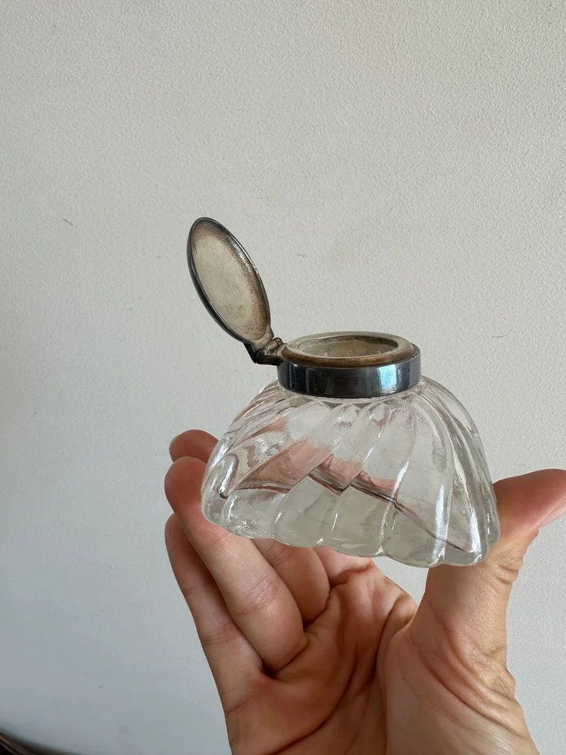 Encrier en verre moulé bouchon argenté