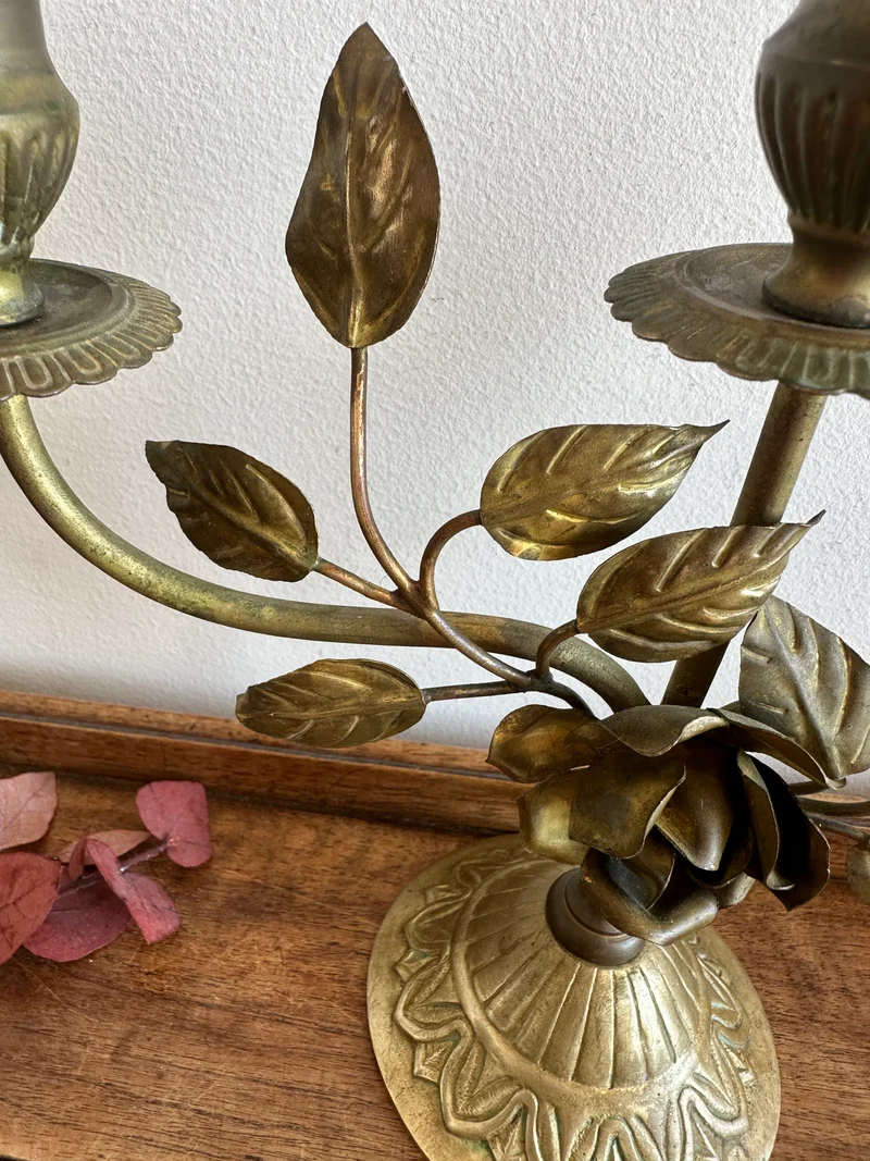 Chandelier à trois branches orné de roses sculptées