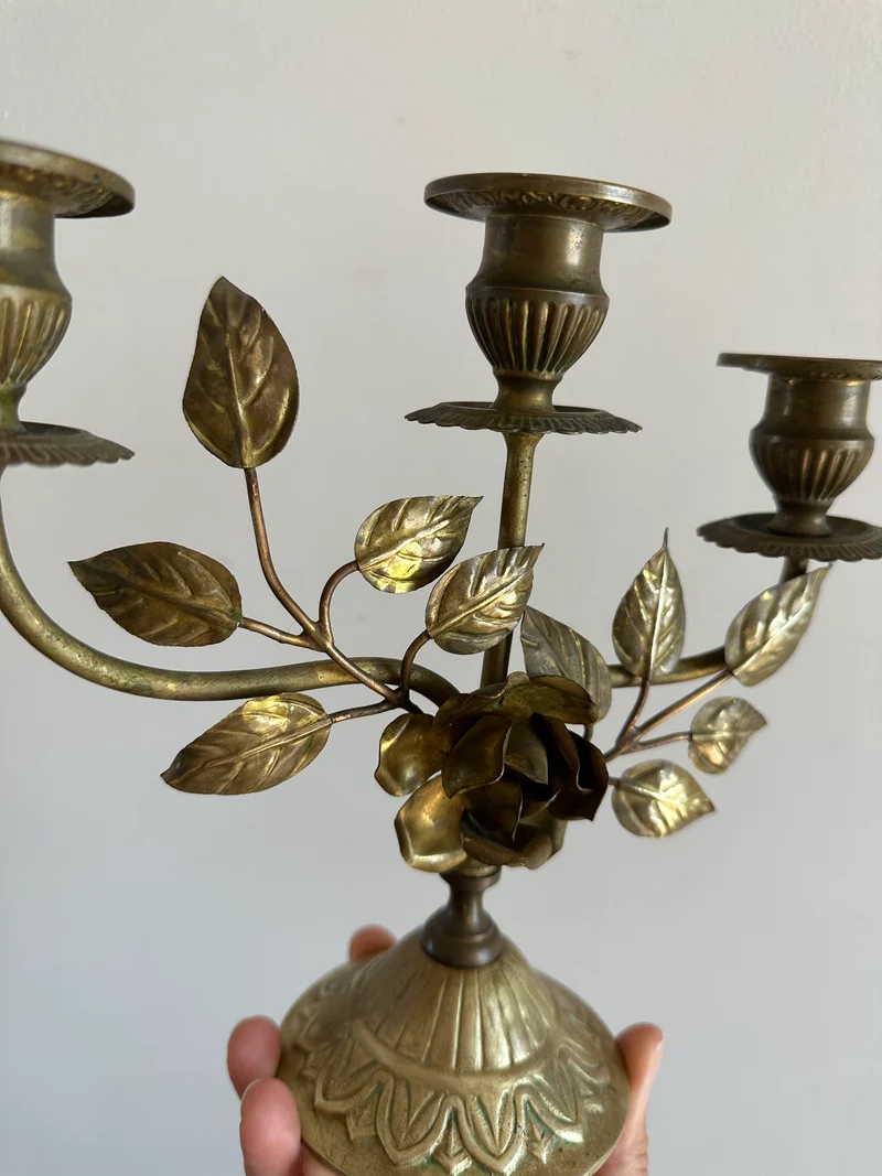 Chandelier à trois branches orné de roses sculptées