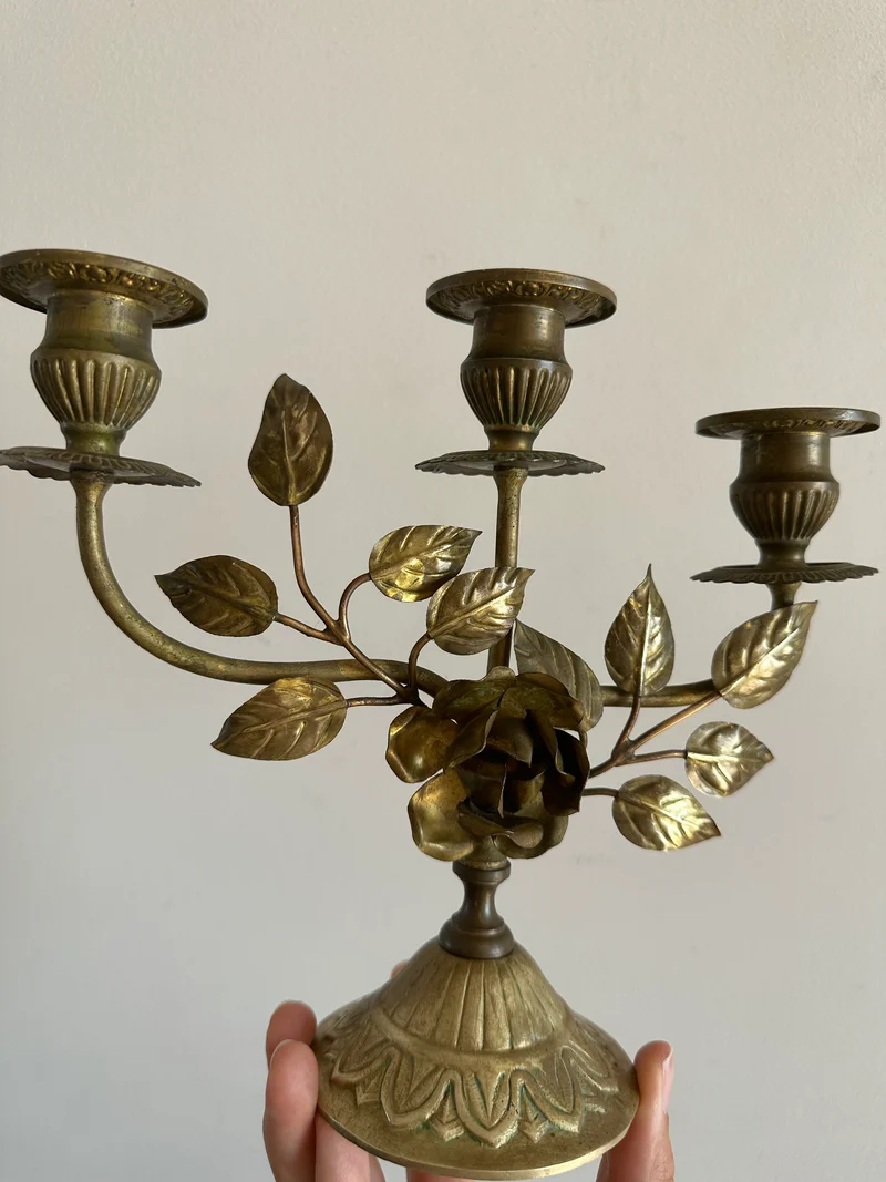 Chandelier à trois branches orné de roses sculptées