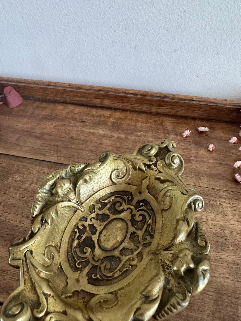 Vide poche sur pied en bronze ornement gothiques
