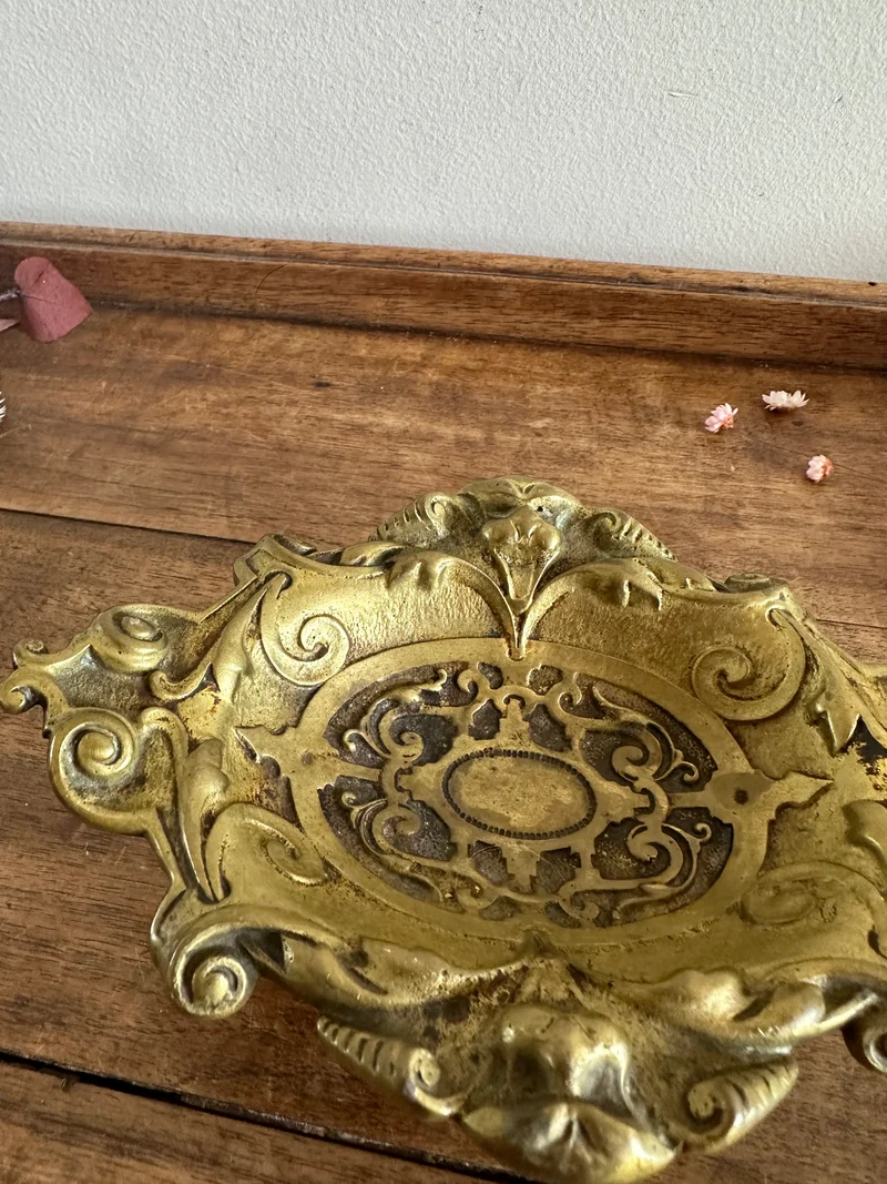 Vide poche sur pied en bronze ornement gothiques