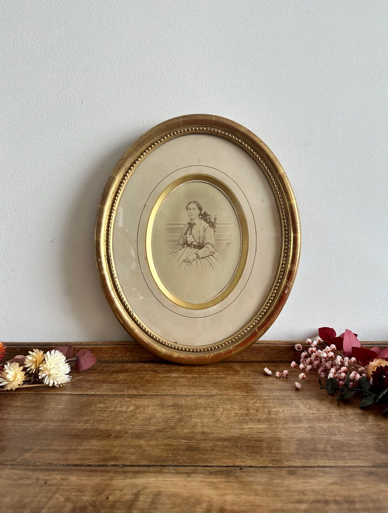 Portrait jeune femme assise dans son cadre doré à la feuille d'or.