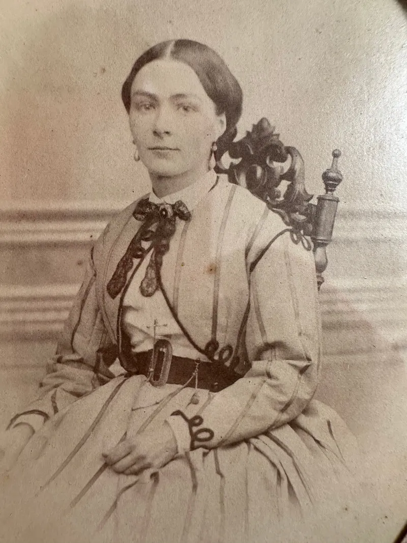 Portrait jeune femme assise dans son cadre doré à la feuille d'or.