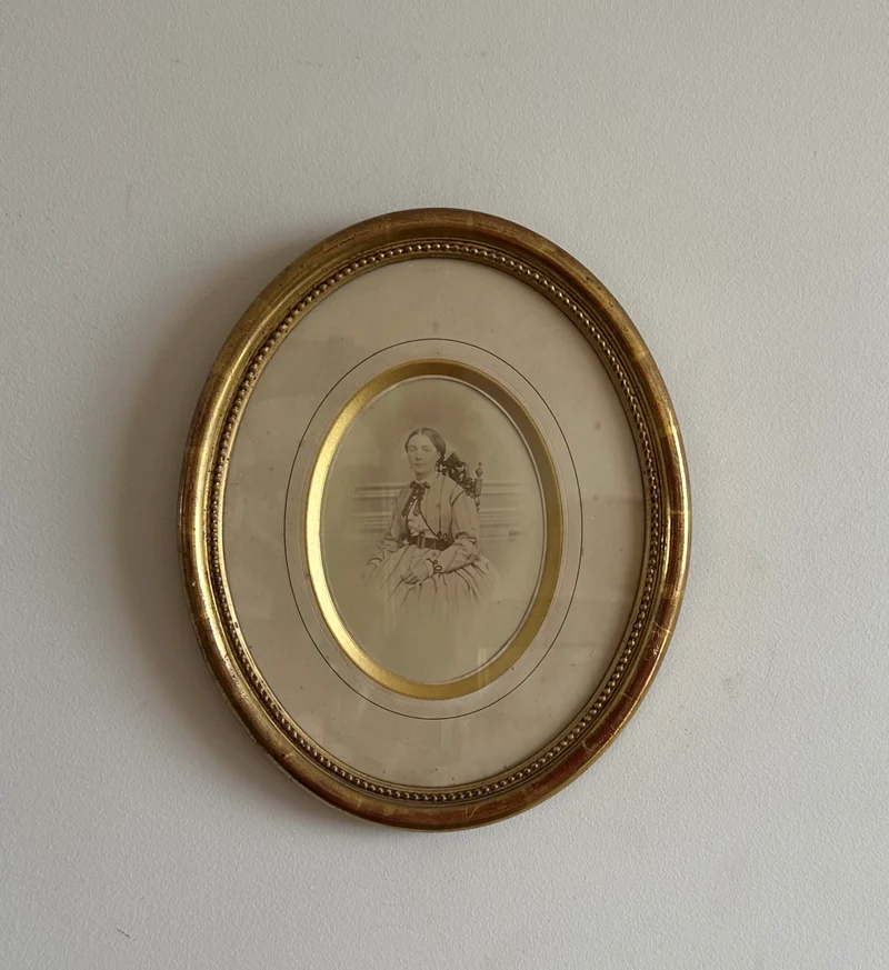 Portrait jeune femme assise dans son cadre doré à la feuille d'or.