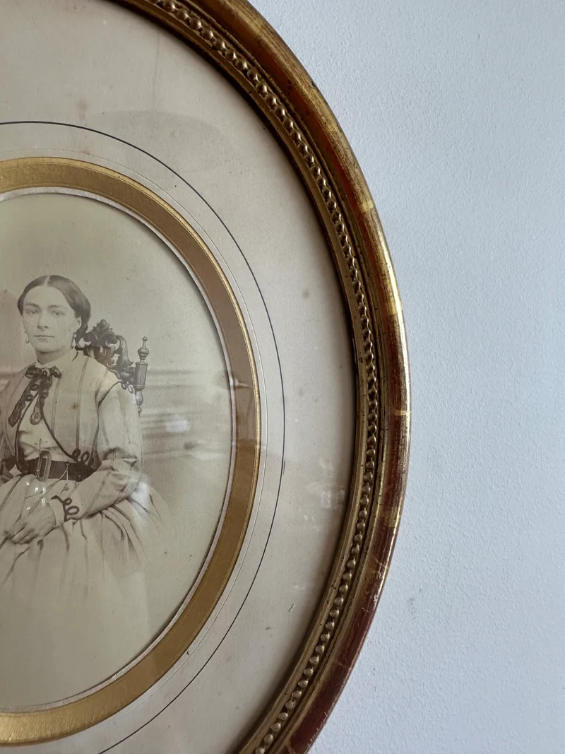 Portrait jeune femme assise dans son cadre doré à la feuille d'or.