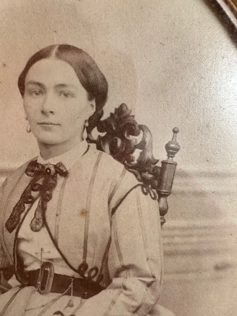 Portrait jeune femme assise dans son cadre doré à la feuille d'or.