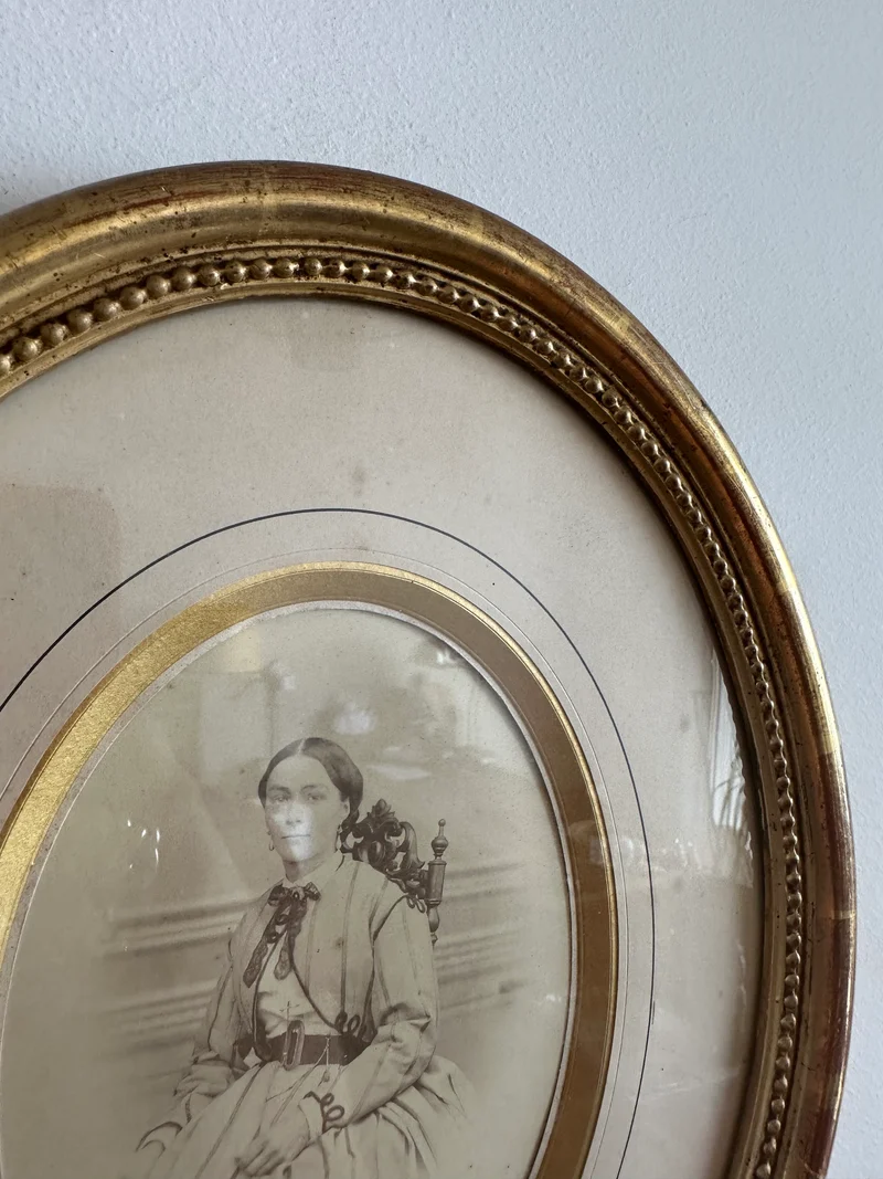 Portrait jeune femme assise dans son cadre doré à la feuille d'or.