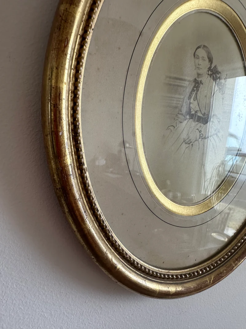 Portrait jeune femme assise dans son cadre doré à la feuille d'or.