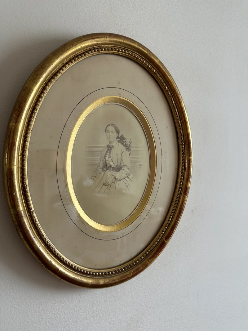 Portrait jeune femme assise dans son cadre doré à la feuille d'or.