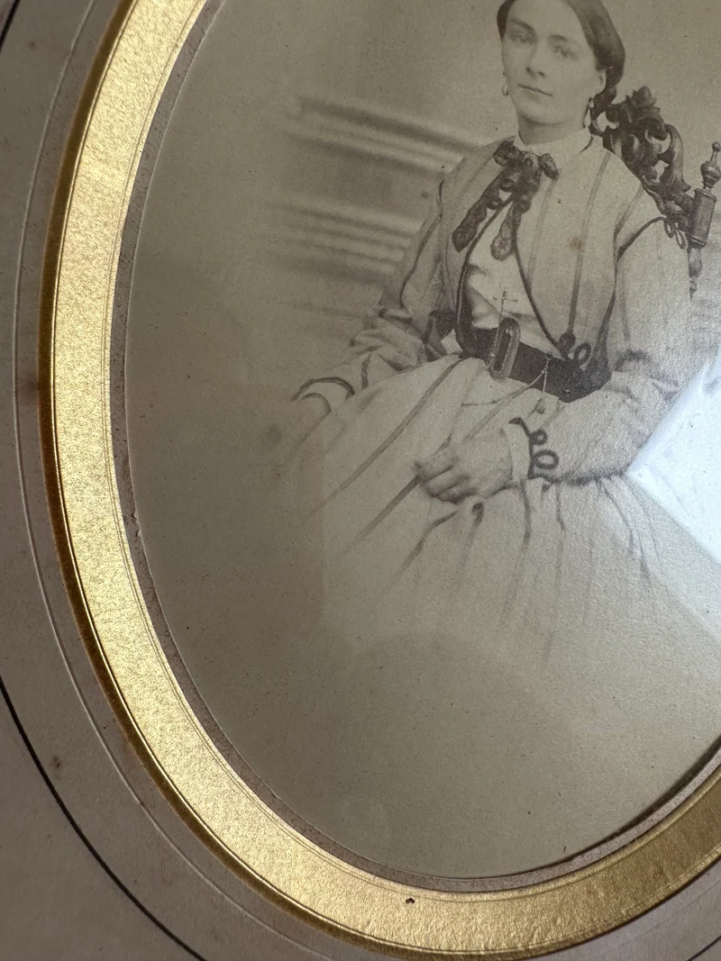 Portrait jeune femme assise dans son cadre doré à la feuille d'or.