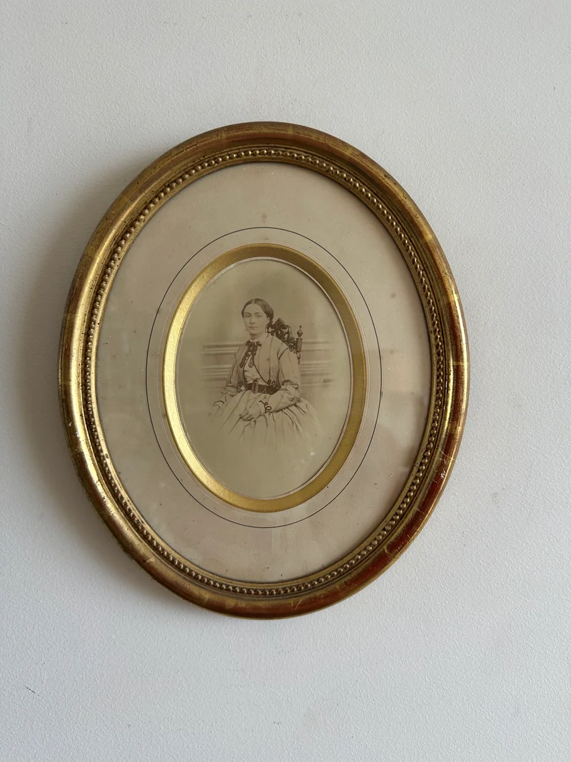 Portrait jeune femme assise dans son cadre doré à la feuille d'or.