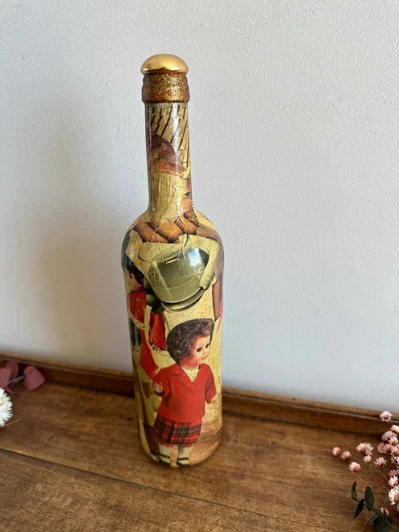 Bouteille de vin décorative collages poupées années 50