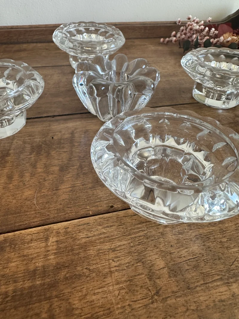 Bougeoirs en verre transparents moulés
