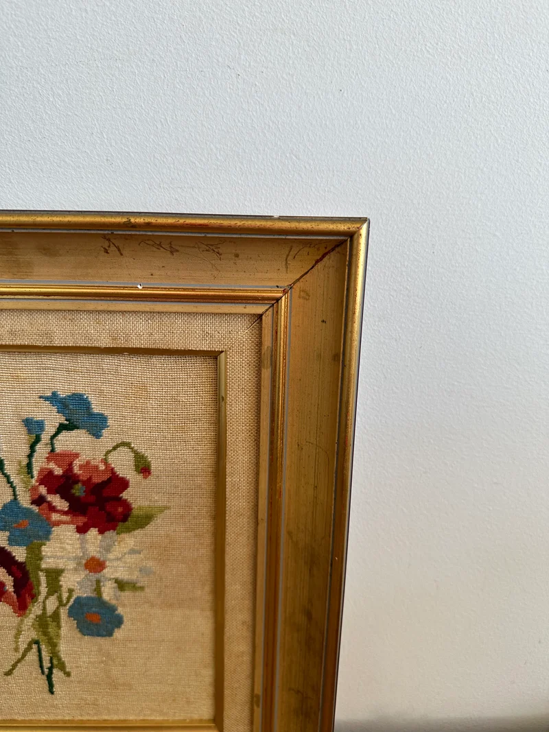 Broderie fleurs roses et bleues dans cadre doré début XX ème