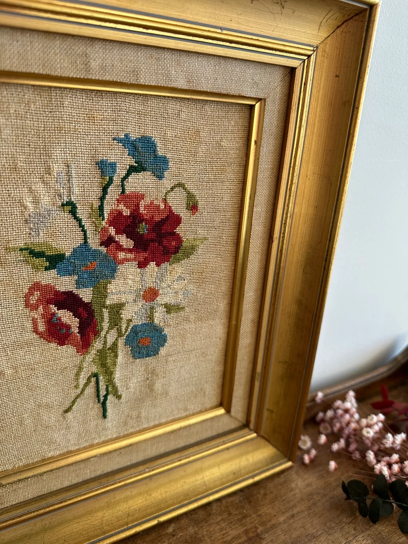 Broderie fleurs roses et bleues dans cadre doré début XX ème
