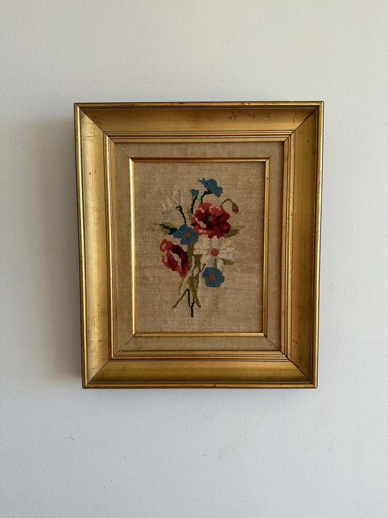 Broderie fleurs roses et bleues dans cadre doré début XX ème