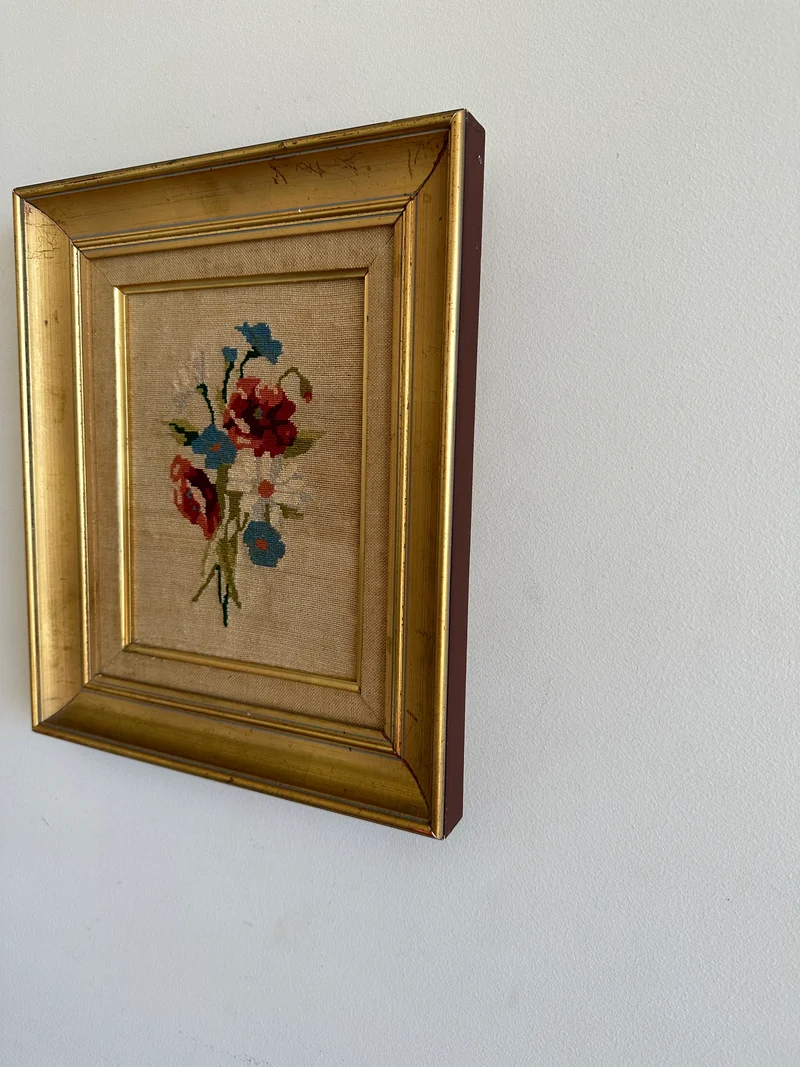 Broderie fleurs roses et bleues dans cadre doré début XX ème